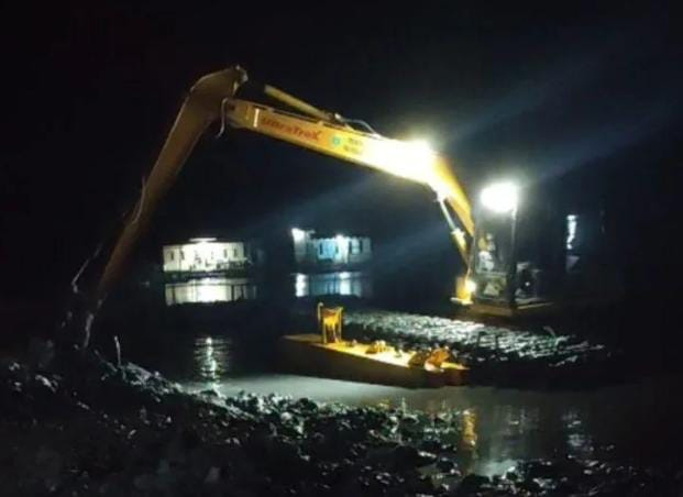 Warga Eretan Protes, DPUPR Indramayu Bangun Tanggul Darurat Lawan Rob. 