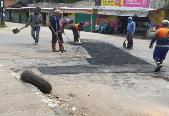 Pemkab Indramayu Lakukan Pemeliharaan Berkala Jalan Sindang-Pecuk, Warga Apresiasi Langkah Cepat Pemerintah