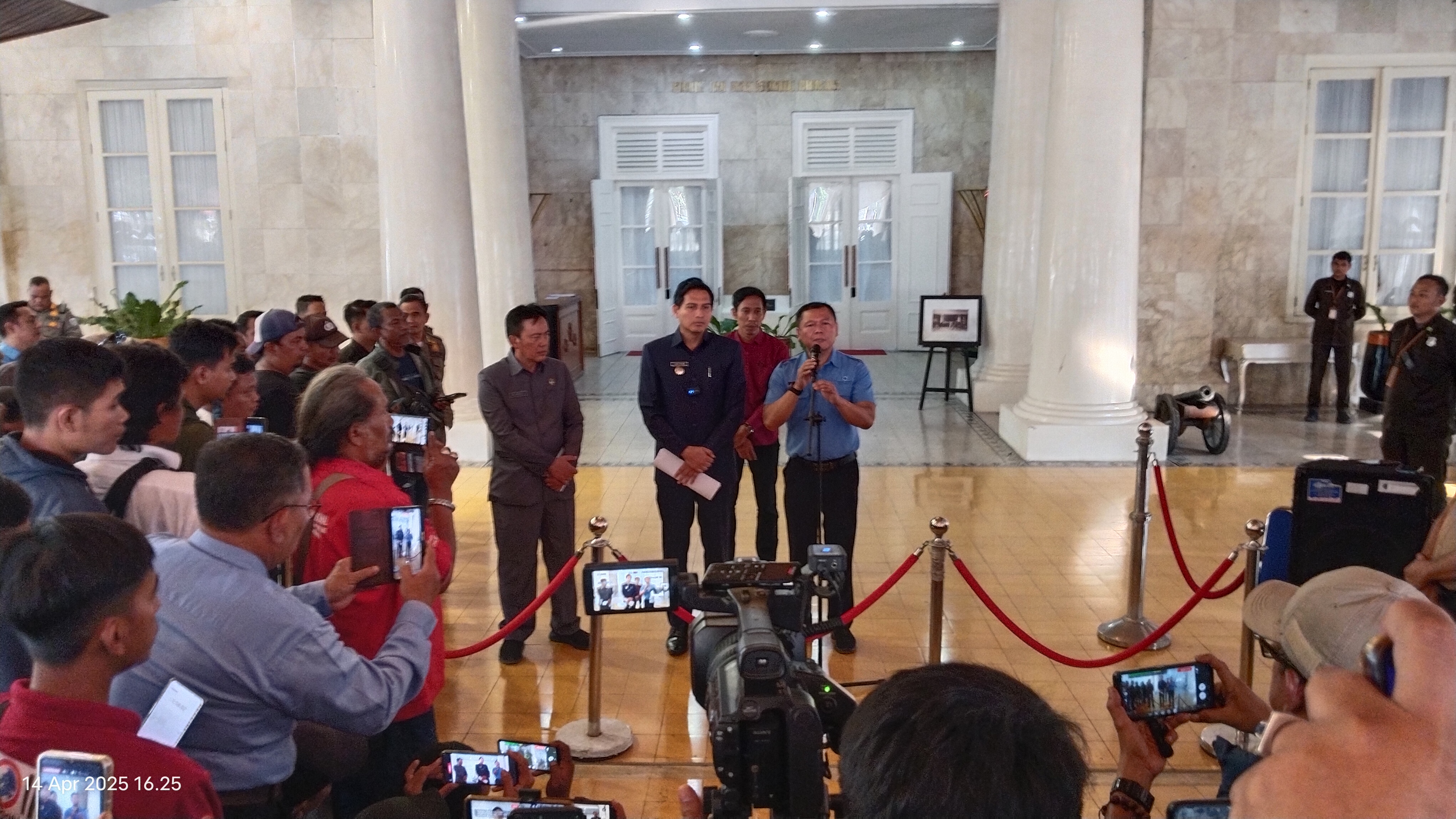 Lucky Hakim Perintahkan PDAM Indramayu Beri Kompensasi Kepada Warga Terdampak Flushing Pipa