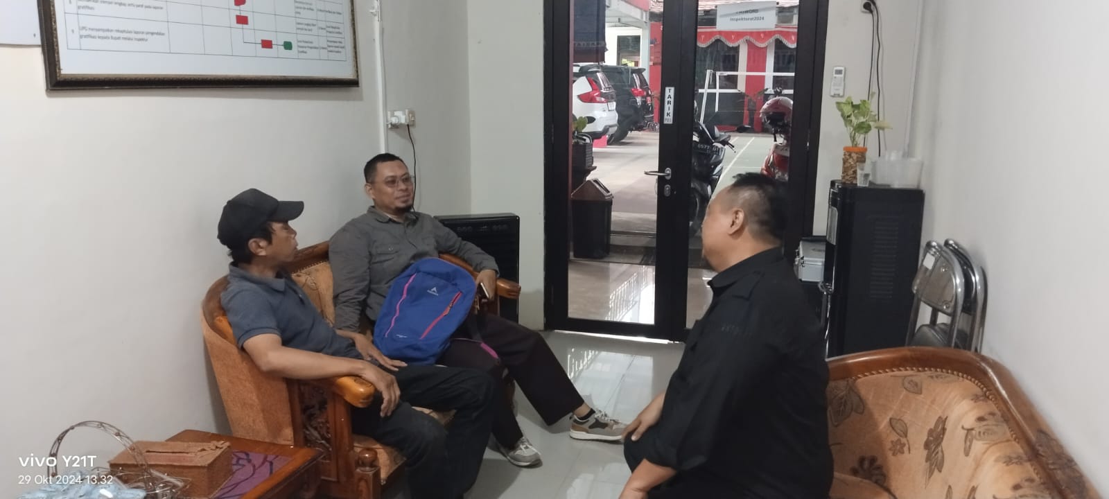 Akhnad Syaefullah saat menghadap Agung Maulana dari Tim Satgas Saber Pungli Indramayu